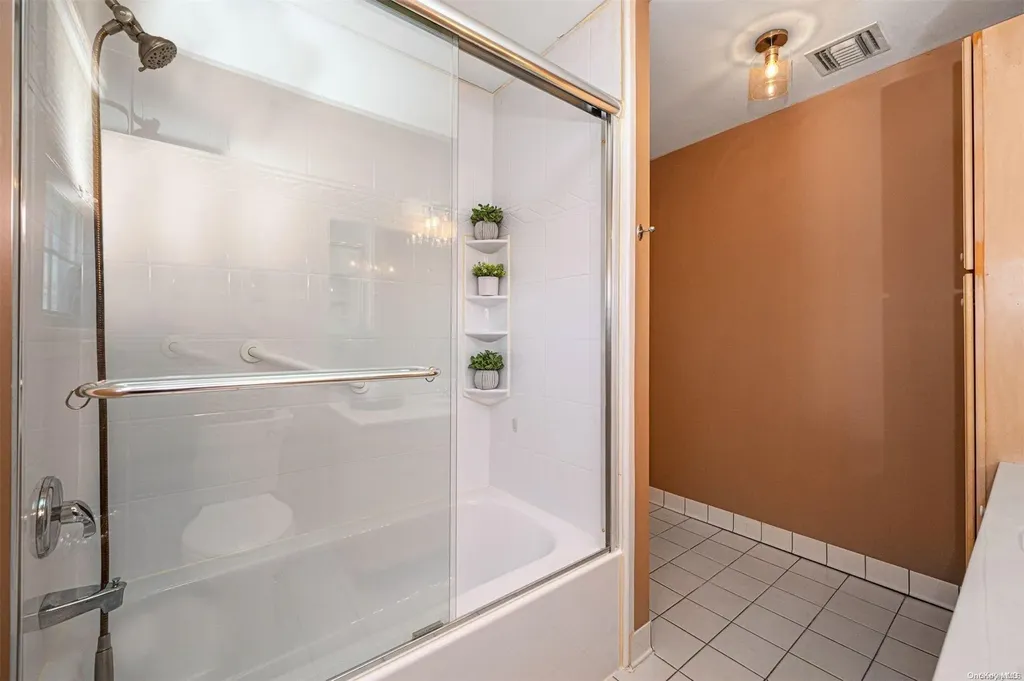 336 Commack Road Deer Park NY 11729