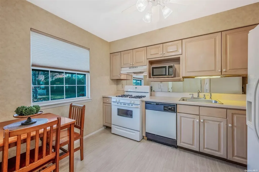 336 Commack Road Deer Park NY 11729