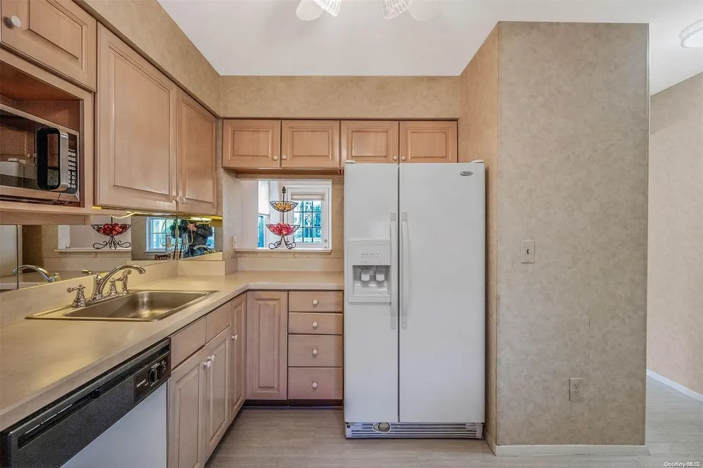 336 Commack Road Deer Park NY 11729