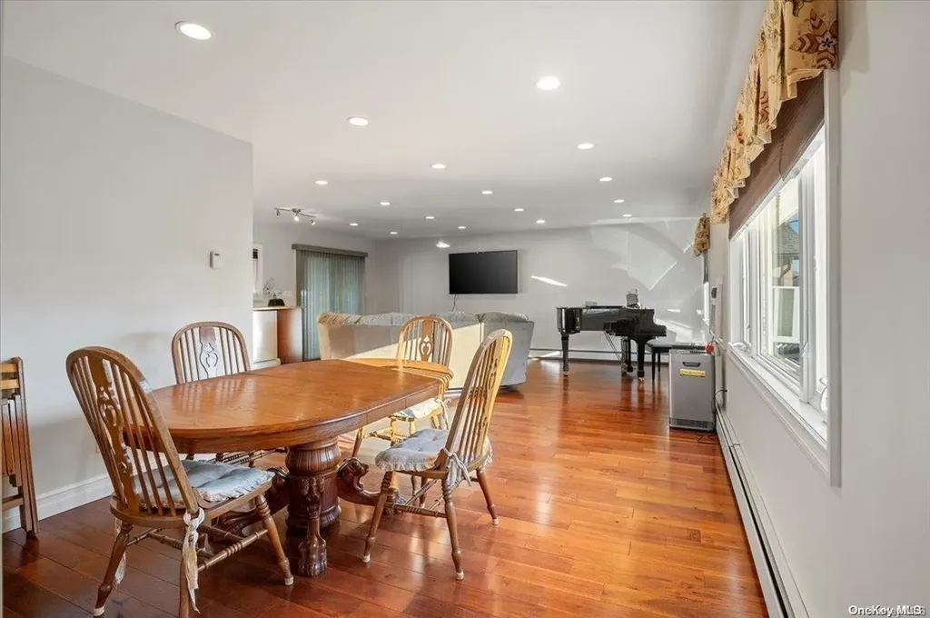 59 Cheshire Road Bethpage NY 11714