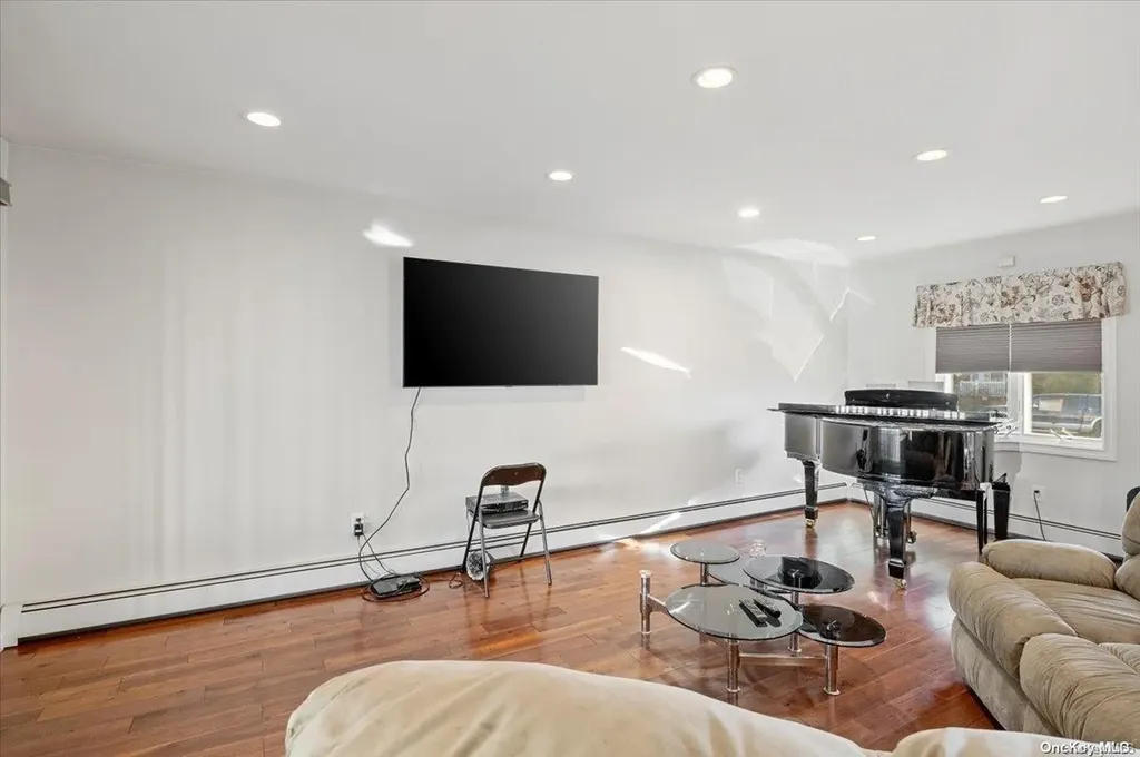 59 Cheshire Road Bethpage NY 11714