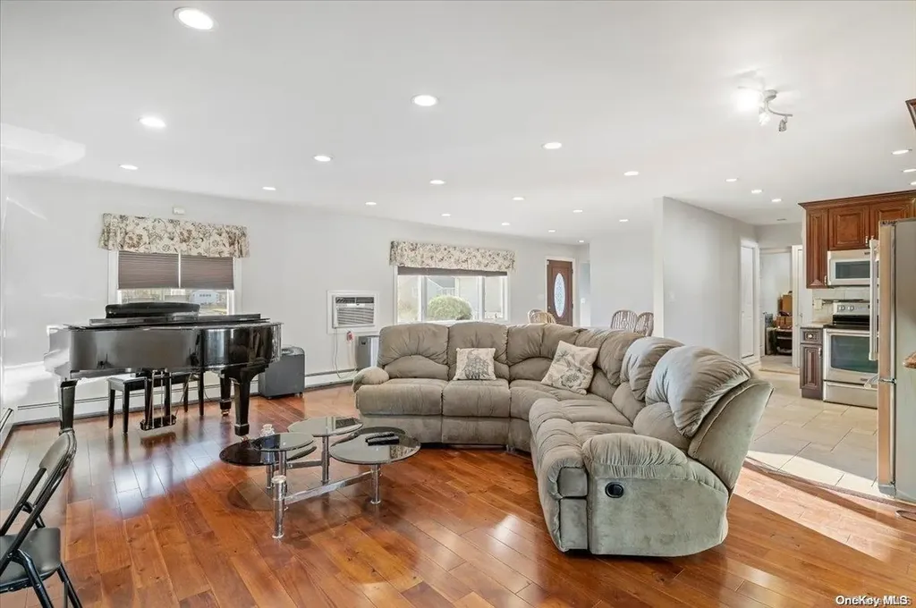59 Cheshire Road Bethpage NY 11714