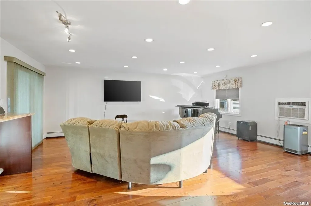 59 Cheshire Road Bethpage NY 11714