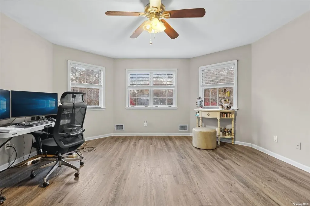 23 Gateway Lane Manorville NY 11949