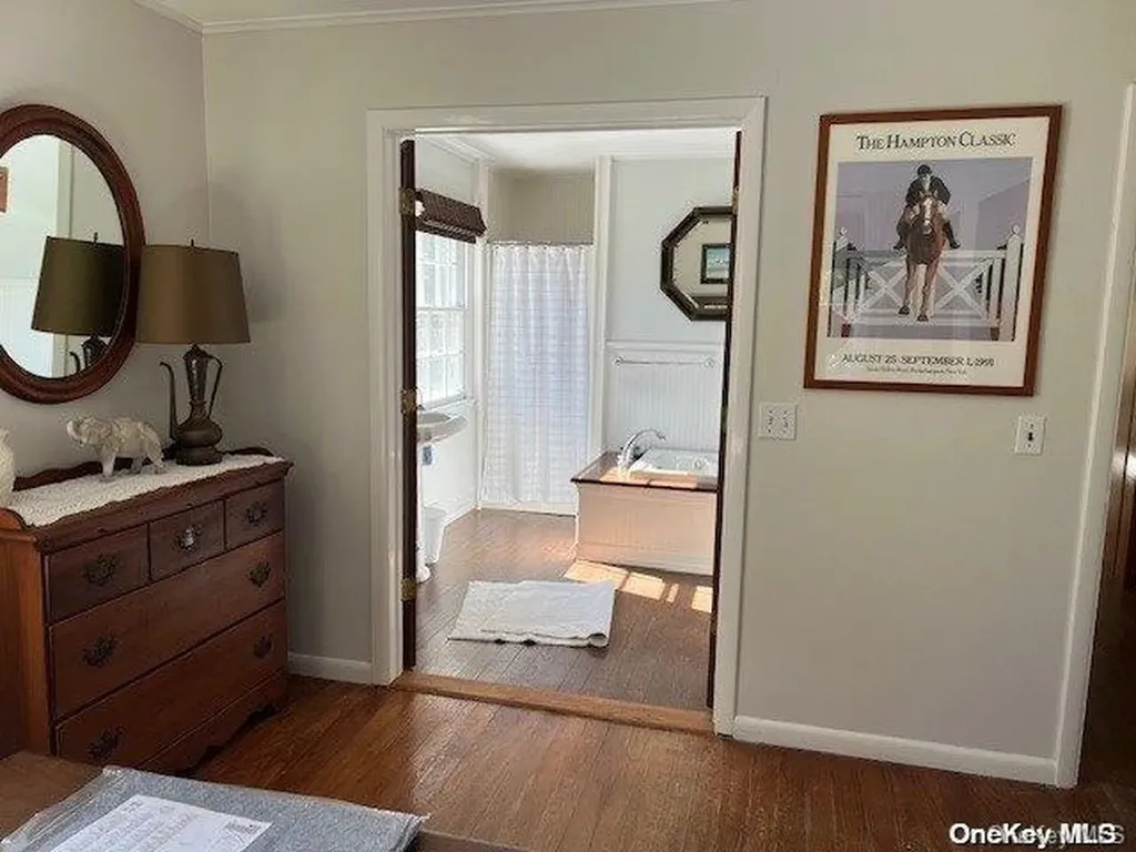 51 Middle Pond Road Southampton NY 11968