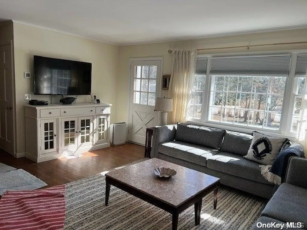 51 Middle Pond Road Southampton NY 11968