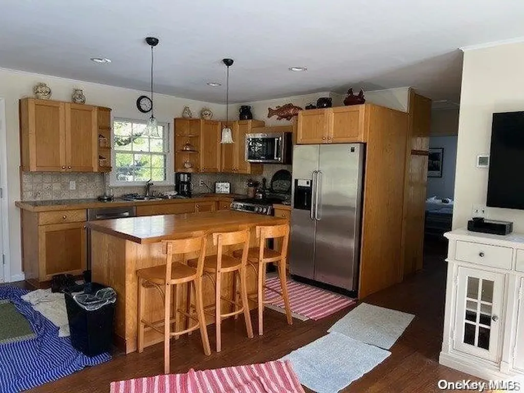 51 Middle Pond Road Southampton NY 11968