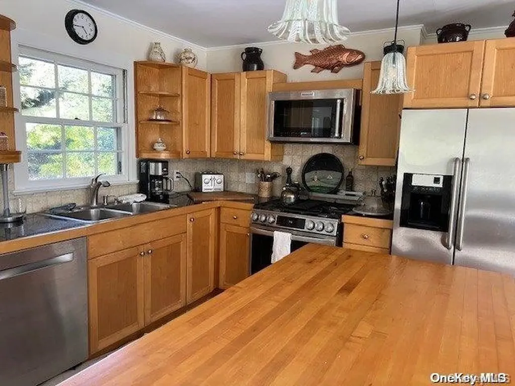 51 Middle Pond Road Southampton NY 11968
