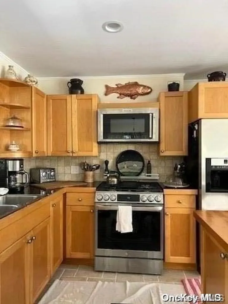 51 Middle Pond Road Southampton NY 11968