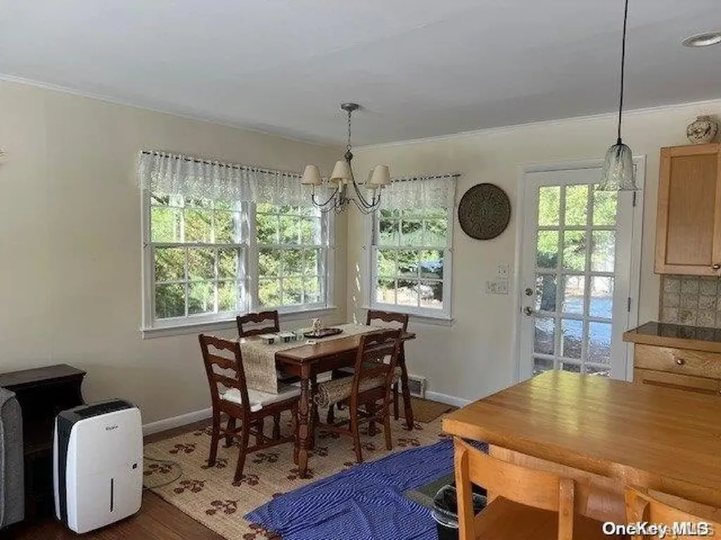 51 Middle Pond Road Southampton NY 11968