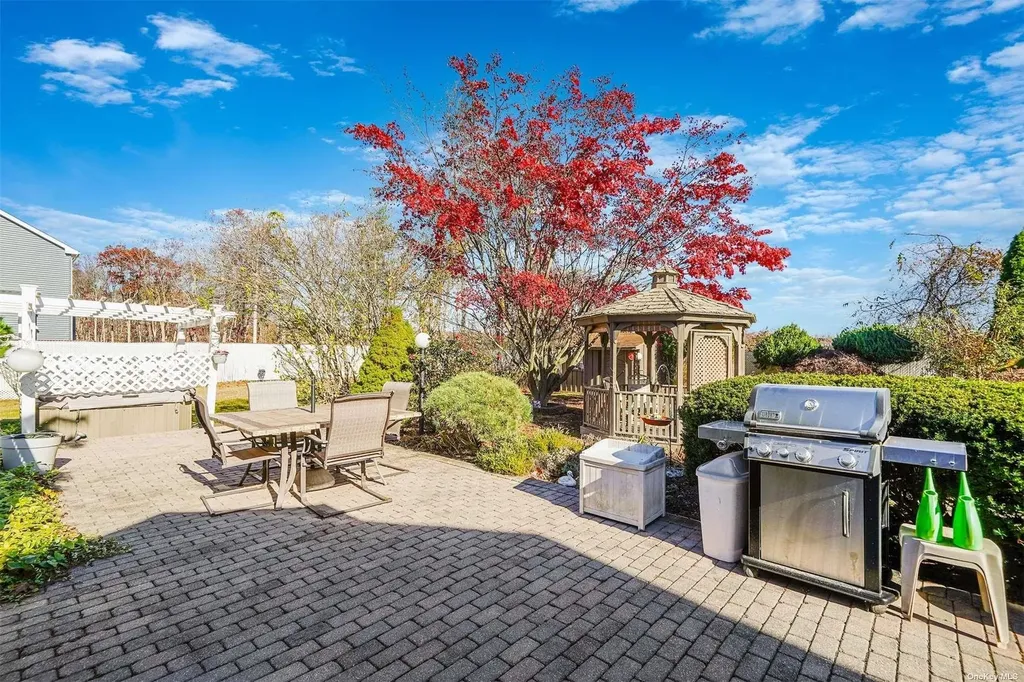 10 Marchant Drive Saint James NY 11780