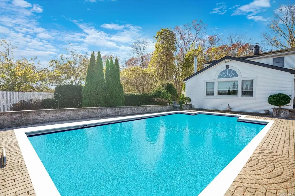10 Marchant Drive Saint James NY 11780