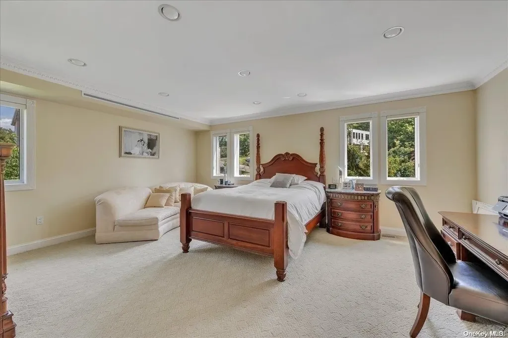 90 Greenleaf Hill Great Neck NY 11023