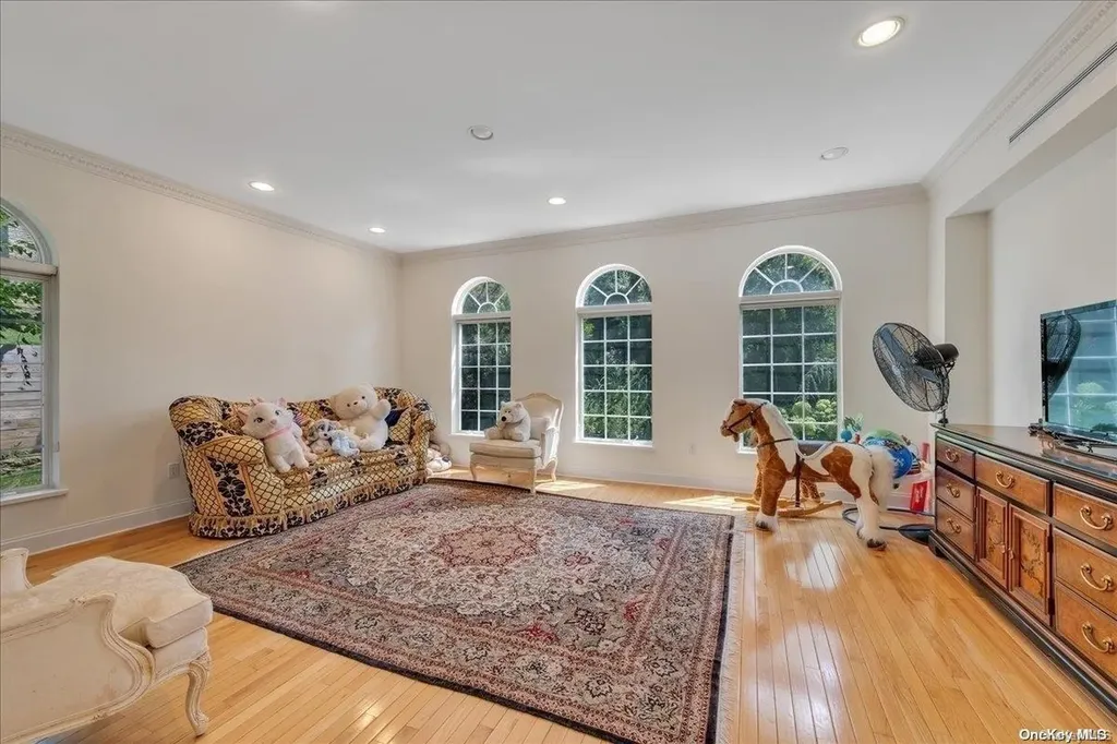 90 Greenleaf Hill Great Neck NY 11023