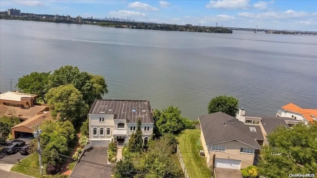 90 Greenleaf Hill Great Neck NY 11023