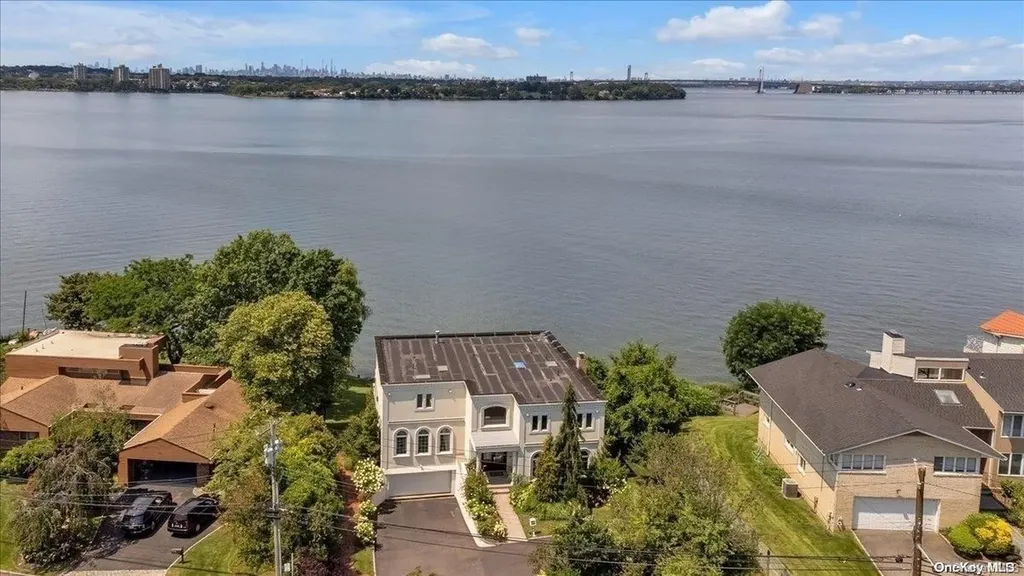 90 Greenleaf Hill Great Neck NY 11023