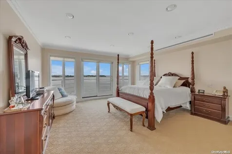 90 Greenleaf Hill Great Neck NY 11023