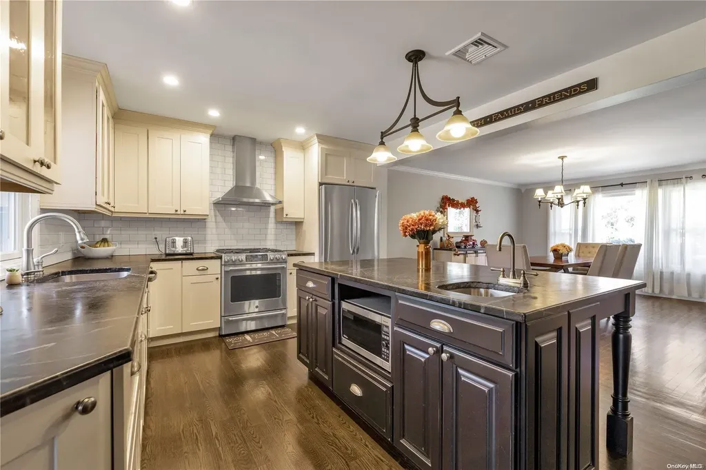 51 Crandall Drive Mineola NY 11501