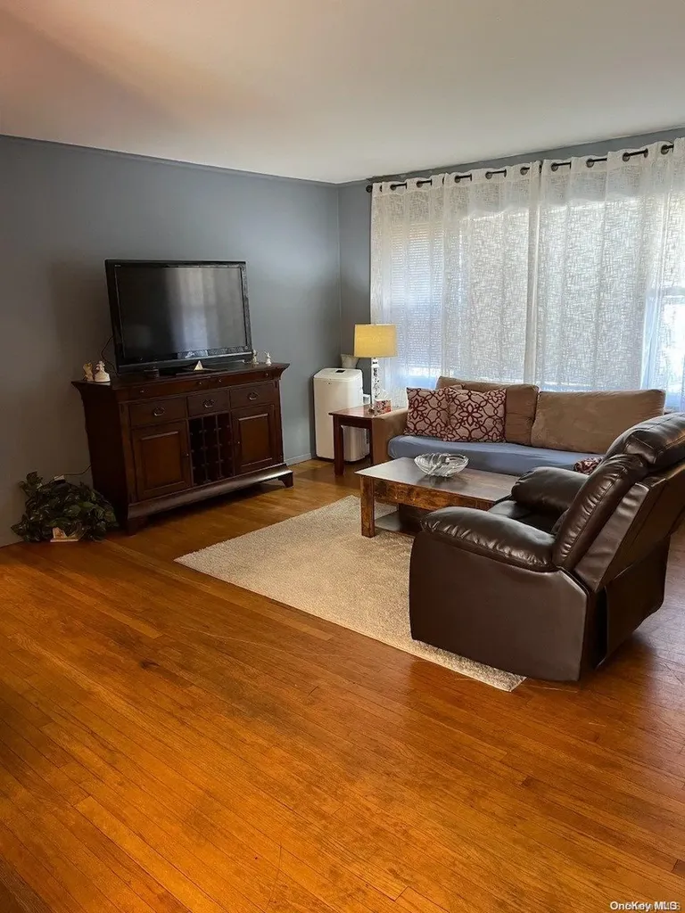 72 E June Street Lindenhurst NY 11757