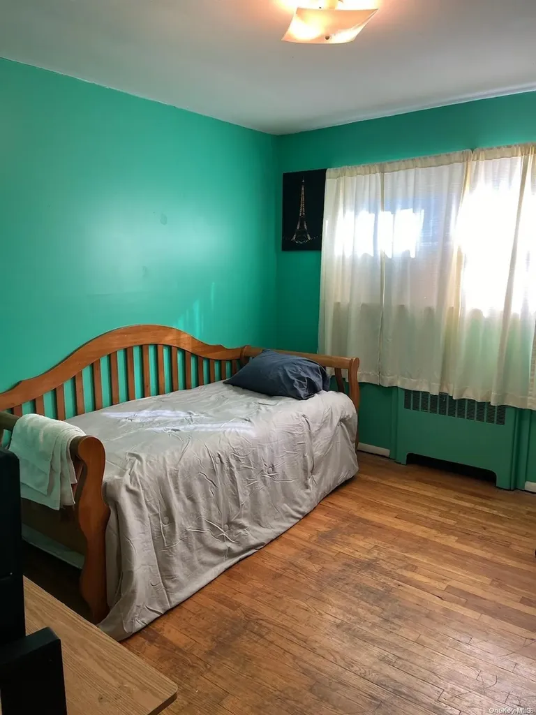 72 E June Street Lindenhurst NY 11757