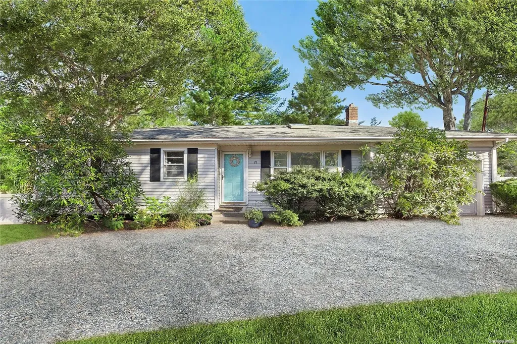21 Old Squiretown Road Hampton Bays NY 11946
