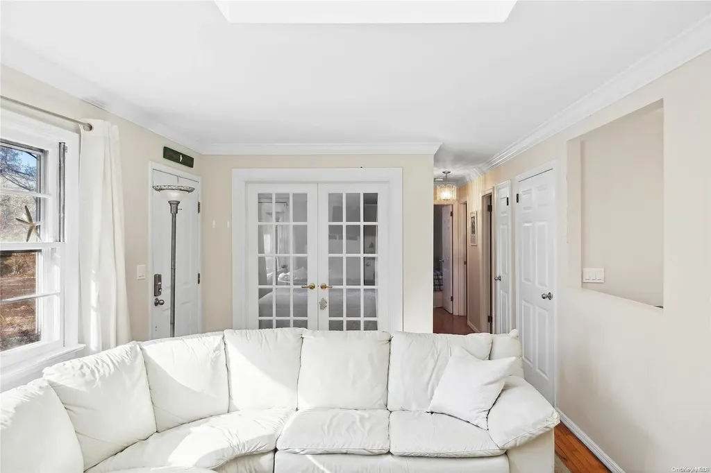 21 Old Squiretown Road Hampton Bays NY 11946