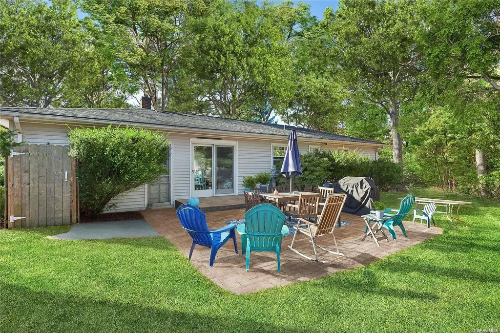 21 Old Squiretown Road Hampton Bays NY 11946