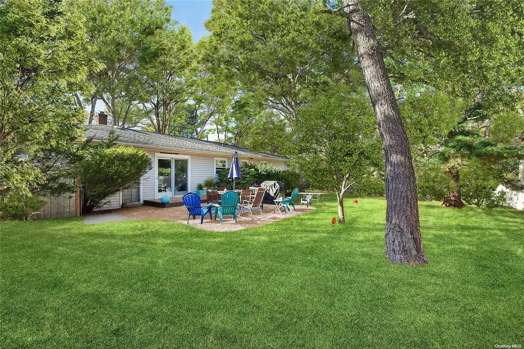 21 Old Squiretown Road Hampton Bays NY 11946