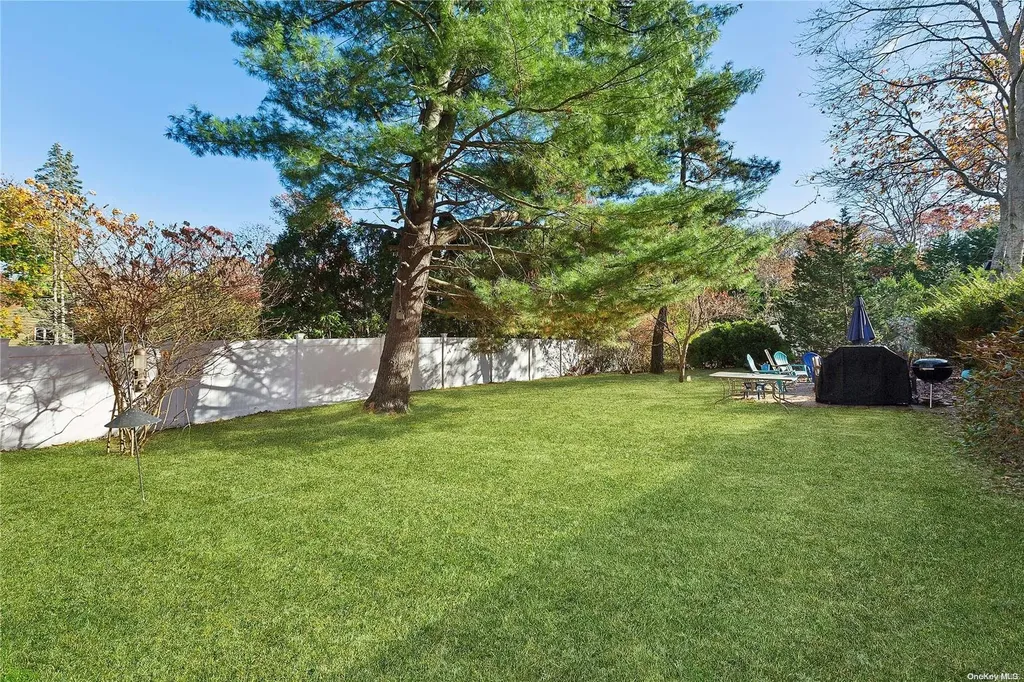 21 Old Squiretown Road Hampton Bays NY 11946