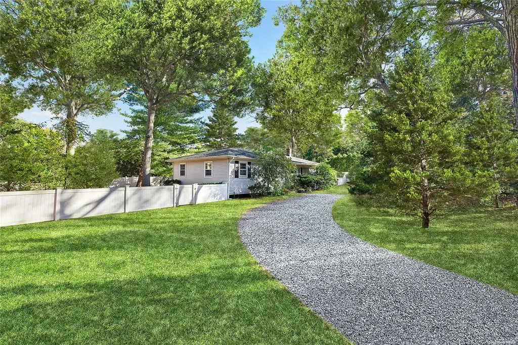 21 Old Squiretown Road Hampton Bays NY 11946