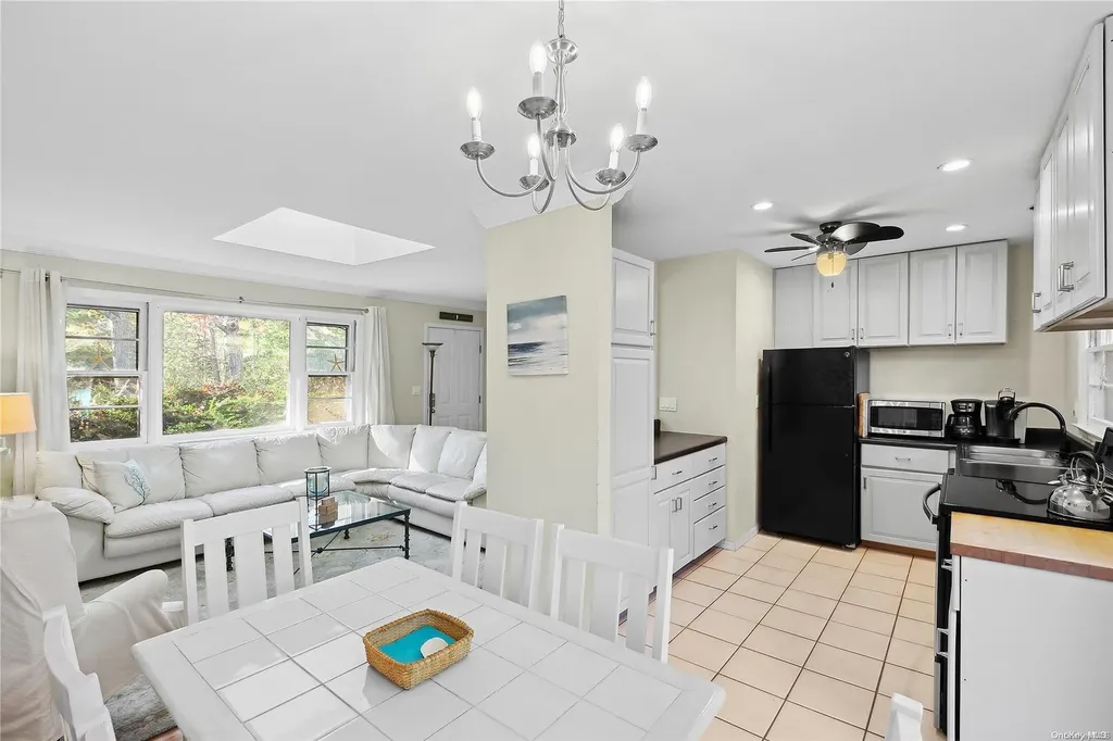 21 Old Squiretown Road Hampton Bays NY 11946