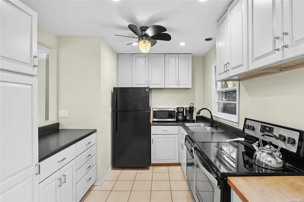 21 Old Squiretown Road Hampton Bays NY 11946