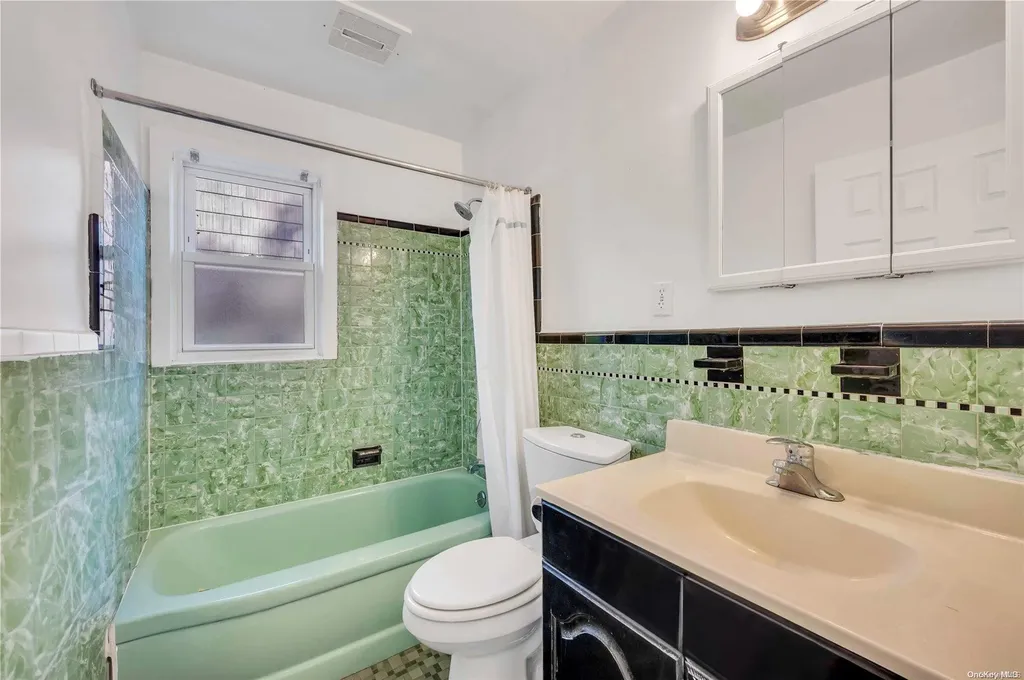 21 Ravine Road Great Neck NY 11023