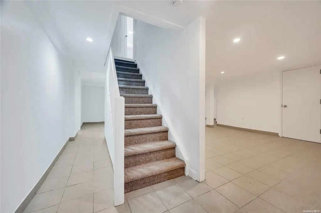 21 Ravine Road Great Neck NY 11023