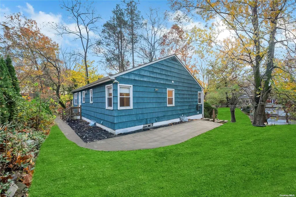 21 Ravine Road Great Neck NY 11023