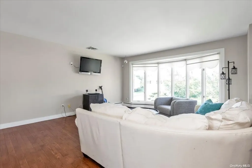 18 Page Drive Hicksville NY 11801