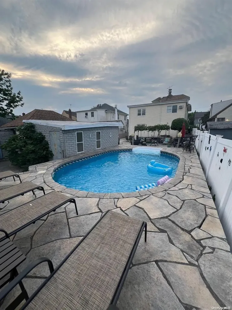 255 Spring Street Lawrence NY 11559