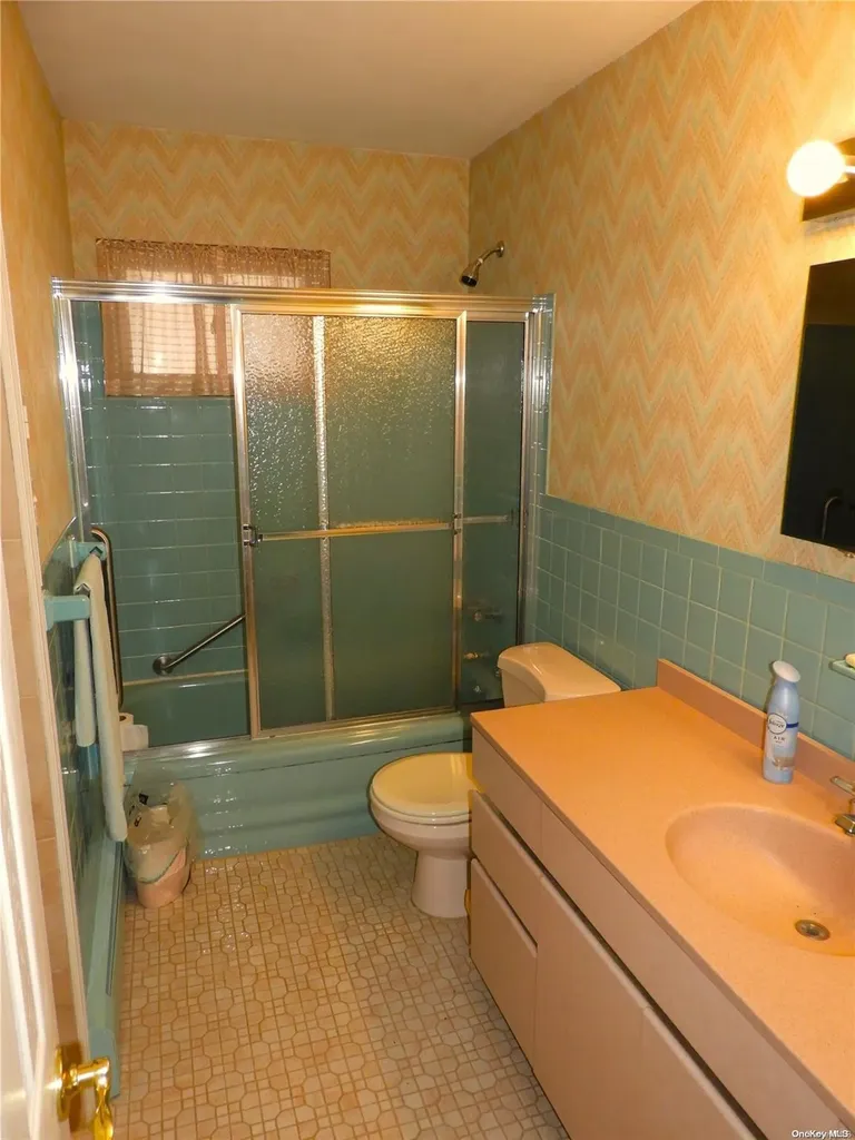 180 Tremont Road Lindenhurst NY 11757