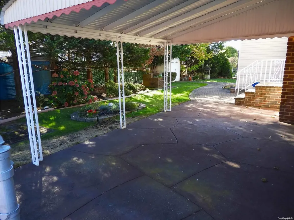 180 Tremont Road Lindenhurst NY 11757