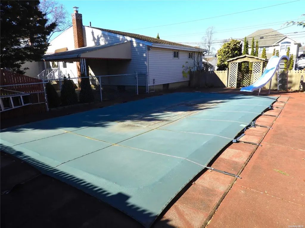 180 Tremont Road Lindenhurst NY 11757