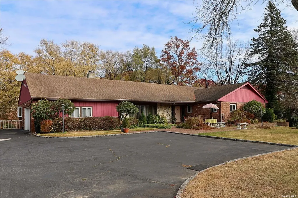 20 Rolling Hill Road Old Westbury NY 11568