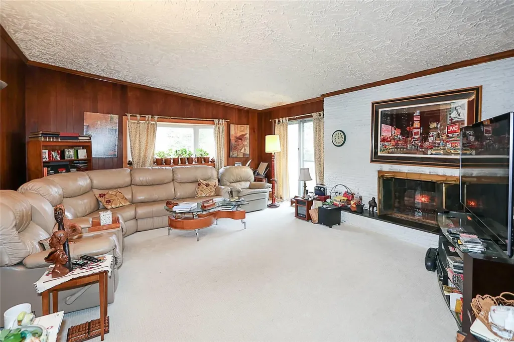 20 Rolling Hill Road Old Westbury NY 11568