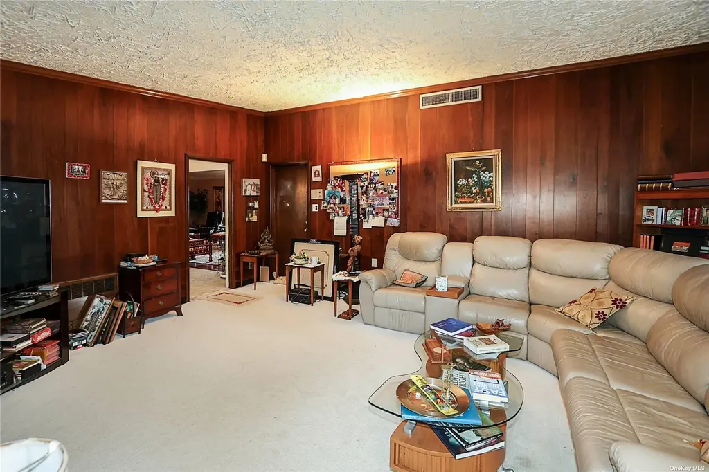 20 Rolling Hill Road Old Westbury NY 11568