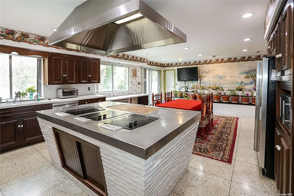 20 Rolling Hill Road Old Westbury NY 11568