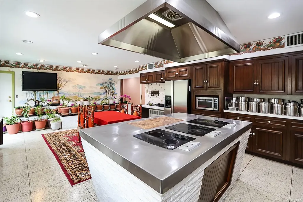 20 Rolling Hill Road Old Westbury NY 11568