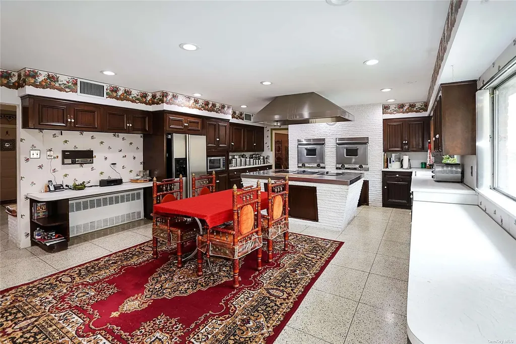 20 Rolling Hill Road Old Westbury NY 11568