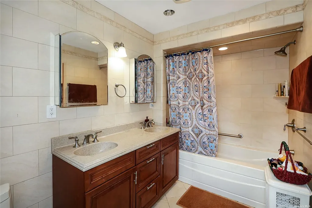 20 Rolling Hill Road Old Westbury NY 11568