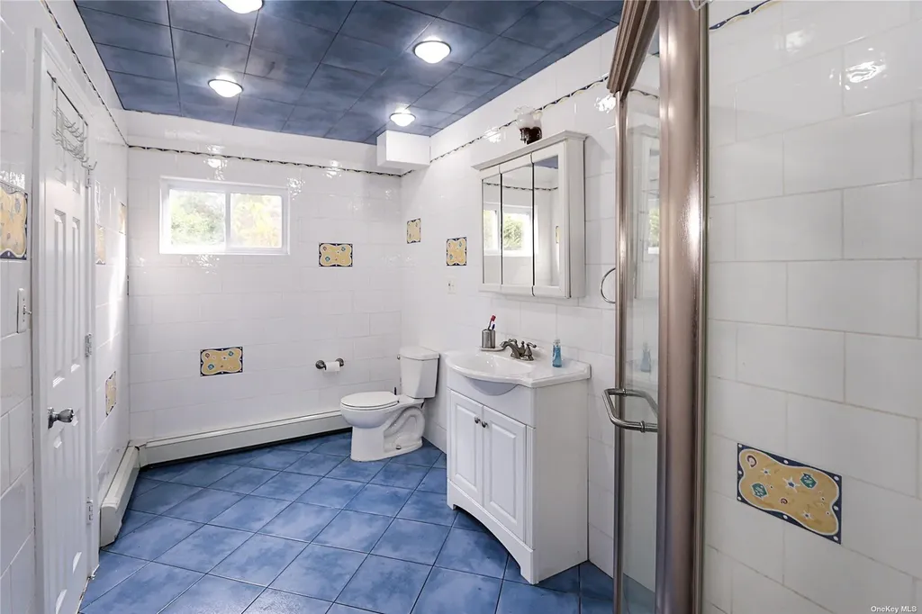 20 Rolling Hill Road Old Westbury NY 11568