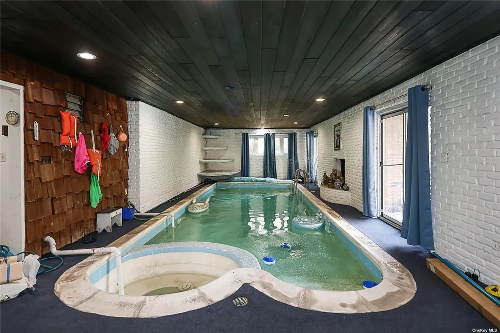 20 Rolling Hill Road Old Westbury NY 11568