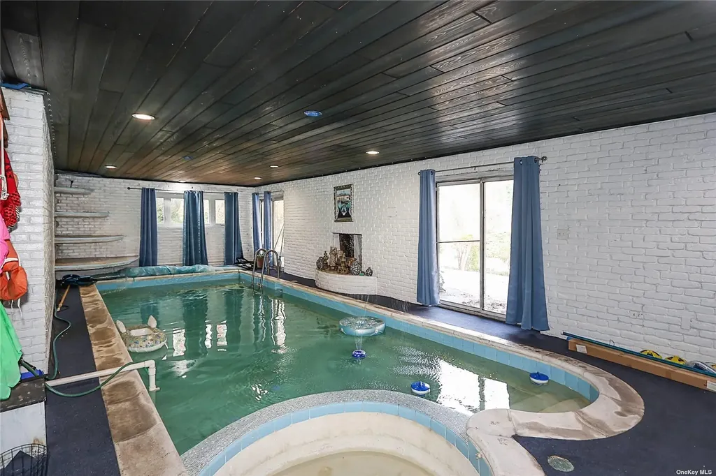 20 Rolling Hill Road Old Westbury NY 11568